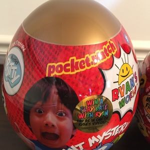 Ryan’s World Giant GOLD Mystery Egg